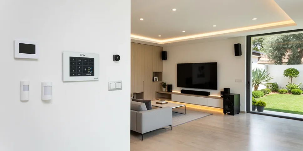 בית חכם – סיור מלא במערכות KNX, קולנוע ביתי, אזעקות ומצלמות